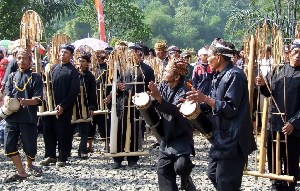 Hutan Alam Permai Bersanding Seni Musik Tradisional yang Menggetarkan